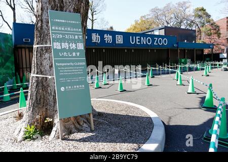 Tokio, Japan. März 2020. Ueno Zoological Gardens zeigt und kündigt an, dass der Zoo bis zum 31. März geschlossen sein wird, um die Verbreitung der COVID-19 zu verhindern. Tokioter Gouverneur Yuriko Koike forderte die Einwohner am Mittwoch auf, alle nicht notwendigen Ausflüchte an diesem Wochenende zu unterlassen, inmitten eines Anstiegs von 41 neuen Fällen von Coronavirus-Infektionen, die allein am Mittwoch in Tokio gemeldet wurden. Während einer Pressekonferenz warnte Koike, die Stadt zu sperren, wenn die Fälle von Coronavirus-Infektionen weiter steigen. Credit: Rodrigo Reyes Marin/ZUMA Wire/Alamy Live News Stockfoto