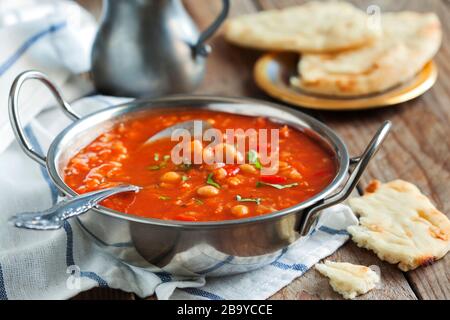 Marokkanische Suppe mit Kichererbsen. Selektive Konzentration auf Suppe in der Schüssel Stockfoto