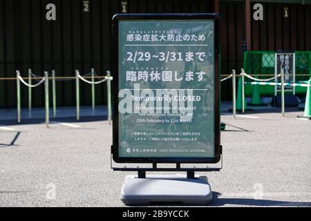 Tokio, Japan. März 2020. Ueno Zoological Gardens zeigt und kündigt an, dass der Zoo bis zum 31. März geschlossen sein wird, um die Verbreitung der COVID-19 zu verhindern. Tokioter Gouverneur Yuriko Koike forderte die Einwohner am Mittwoch auf, alle nicht notwendigen Ausflüchte an diesem Wochenende zu unterlassen, inmitten eines Anstiegs von 41 neuen Fällen von Coronavirus-Infektionen, die allein am Mittwoch in Tokio gemeldet wurden. Während einer Pressekonferenz warnte Koike, die Stadt zu sperren, wenn die Fälle von Coronavirus-Infektionen weiter steigen. Credit: Rodrigo Reyes Marin/ZUMA Wire/Alamy Live News Stockfoto