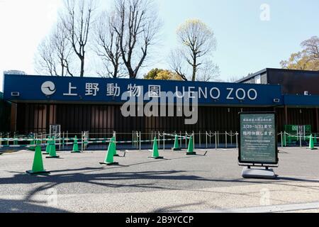 Tokio, Japan. März 2020. Ueno Zoological Gardens zeigt und kündigt an, dass der Zoo bis zum 31. März geschlossen sein wird, um die Verbreitung der COVID-19 zu verhindern. Tokioter Gouverneur Yuriko Koike forderte die Einwohner am Mittwoch auf, alle nicht notwendigen Ausflüchte an diesem Wochenende zu unterlassen, inmitten eines Anstiegs von 41 neuen Fällen von Coronavirus-Infektionen, die allein am Mittwoch in Tokio gemeldet wurden. Während einer Pressekonferenz warnte Koike, die Stadt zu sperren, wenn die Fälle von Coronavirus-Infektionen weiter steigen. Credit: Rodrigo Reyes Marin/ZUMA Wire/Alamy Live News Stockfoto