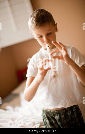 Junge, der die Blockflöte spielt. Stockfoto