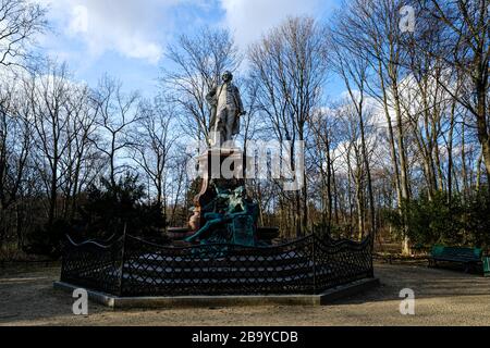 Lessing-Denkmal im Tiergarten am Freitag, 28. Februar 2020 in Tiergarten, Berlin. Das Lessing-Denkmal (deutsch: Lessing-Denkmal) ist ein Denkmal für Gothold Ephraim Lessing von Otto Lessing. Foto von Julie Edwards. Stockfoto