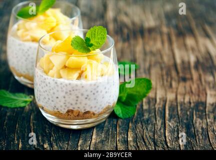 Chia-Samen-Pudding mit karamellisiertem Apfel und Schrot Cookies. Gesunde Ernährung. Stockfoto