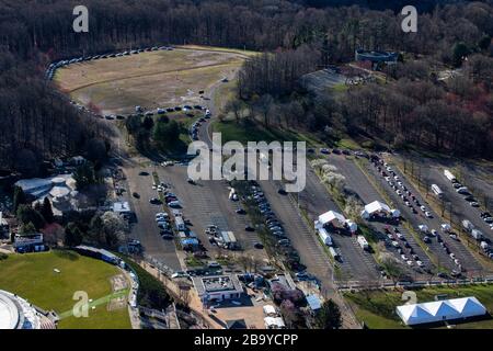 Holmdel, Vereinigte Staaten. März 2020. Ein Luftbild der COVID-19-Community-basierten Prüfstelle im PNC Bank Arts Center in Holmdel, N.J.aus Sicht eines UH-72 Lakota Hubschraubers der Nationalgarde von New Jersey, 24. März 2020. Der in Partnerschaft mit der Federal Emergency Management Agency eingerichtete Teststandort ist mit dem Gesundheitsministerium von New Jersey, der Staatspolizei von New Jersey und der Nationalgarde von New Jersey besetzt. Foto von SPC. Michael Schwenk/USA Army National Guard/UPI Credit: UPI/Alamy Live News Stockfoto