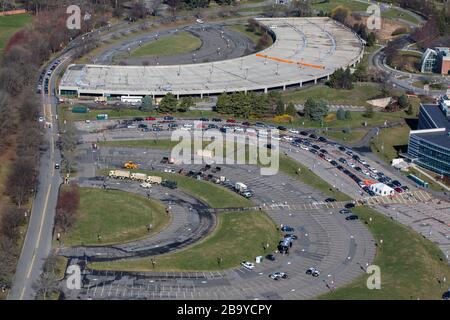 Holmdel, Vereinigte Staaten. März 2020. Ein Luftbild der COVID-19-Community-basierten Prüfstelle am Bergen Community College in Paramus, N.J.aus Sicht eines UH-72 Lakota-Hubschraubers der Nationalgarde von New Jersey, 24. März 2020. Der in Partnerschaft mit der Federal Emergency Management Agency eingerichtete Teststandort ist mit dem Gesundheitsministerium von New Jersey, der Staatspolizei von New Jersey und der Nationalgarde von New Jersey besetzt. Foto von SPC. Michael Schwenk/USA Army National Guard/UPI Credit: UPI/Alamy Live News Stockfoto