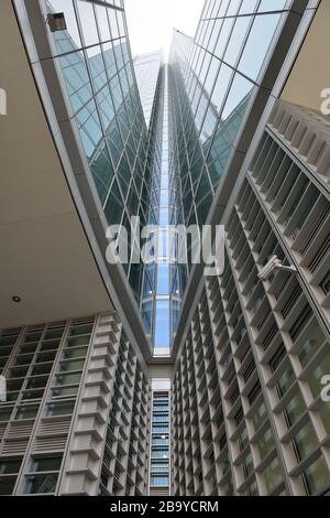 Modernes Glasgebäude in der Innenstadt von Mailand, Lombardei, Italien Stockfoto