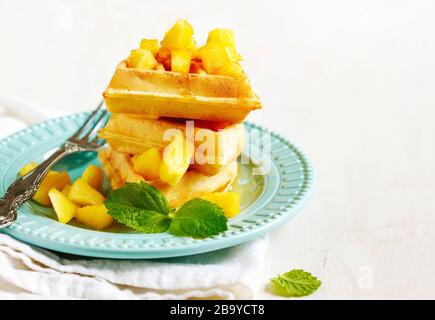 Belgische Waffeln mit karamellisiertem Apfel und Honig Stockfoto