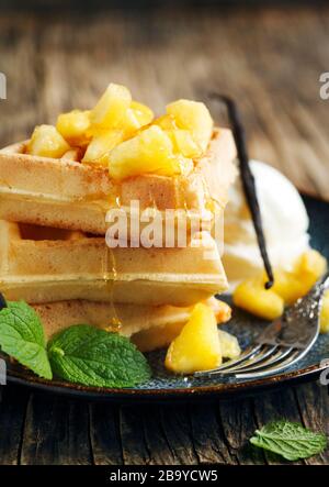 Belgische Waffeln mit karamellisiertem Apfel, Eis und Honig Stockfoto