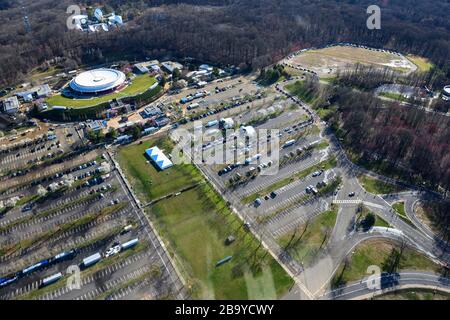 Holmdel, Vereinigte Staaten. März 2020. Ein Luftbild der COVID-19-Community-basierten Prüfstelle im PNC Bank Arts Center in Holmdel, N.J.aus Sicht eines UH-72 Lakota Hubschraubers der Nationalgarde von New Jersey, 24. März 2020. Der in Partnerschaft mit der Federal Emergency Management Agency eingerichtete Teststandort ist mit dem Gesundheitsministerium von New Jersey, der Staatspolizei von New Jersey und der Nationalgarde von New Jersey besetzt. Foto von SPC. Michael Schwenk/USA Army National Guard/UPI Credit: UPI/Alamy Live News Stockfoto