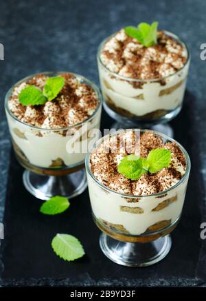 Hausgemachte italienische Dessert Tiramisu serviert in einzelnen Gläser Stockfoto