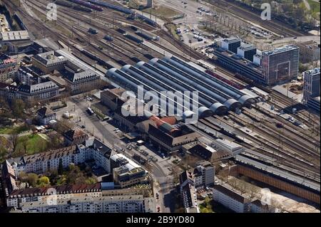 Karlsruhe, Deutschland. März 2020. Luftbild aus einem Flugzeug des Karlsruher Hauptbahnhofs. Credit: Uli Deck / dpa / Alamy Live News Stockfoto