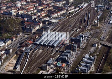 Karlsruhe, Deutschland. März 2020. Luftbild aus einem Flugzeug des Karlsruher Hauptbahnhofs. Credit: Uli Deck / dpa / Alamy Live News Stockfoto