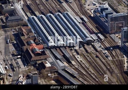 Karlsruhe, Deutschland. März 2020. Luftbild aus einem Flugzeug des Karlsruher Hauptbahnhofs. Credit: Uli Deck / dpa / Alamy Live News Stockfoto