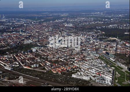 Karlsruhe, Deutschland. März 2020. Luftbild aus einem Flugzeug der Karlsruher Innenstadt. Credit: Uli Deck / dpa / Alamy Live News Stockfoto