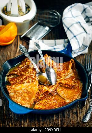 Traditionelle Crepes mit Ahorn-Sirup Stockfoto