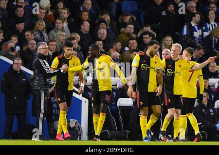 Abdoulaye Doucoure von Watford feiert, nachdem er ein Tor mit Manager, Nigel Pearson - Brighton & Hove Albion V Watford, Premier League, Amex Stadium, Brighton, Großbritannien - 8. Februar 2020 nur redaktionelle Verwendung - DataCo Einschränkungen gelten Stockfoto