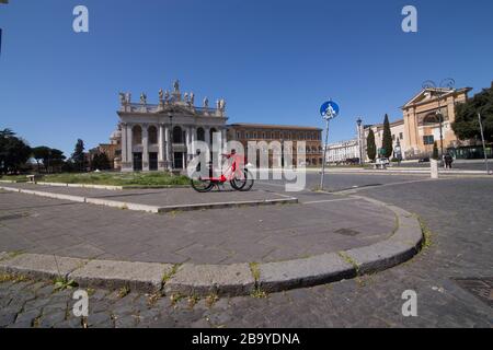 Roma, Italien. März 2020. St. John's Square in Rom mit wenigen Autos und wenigen Menschen, am Morgen des Mittwoch, den 25. März 2020, während der Covid-19-Pandemie (Foto von Matteo Nardone/Pacific Press) Credit: Pacific Press Agency/Alamy Live News Stockfoto