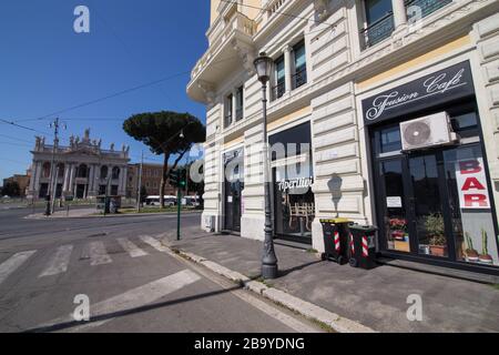 Roma, Italien. März 2020. St. John's Square in Rom mit wenigen Autos und wenigen Menschen, am Morgen des Mittwoch, den 25. März 2020, während der Covid-19-Pandemie (Foto von Matteo Nardone/Pacific Press) Credit: Pacific Press Agency/Alamy Live News Stockfoto