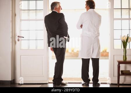 Ansicht der Rückseite zwei männlichen Ärzten sprechen. Stockfoto