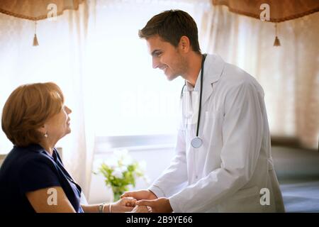 Seniorin spricht mit ihrem Arzt. Stockfoto