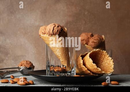 Eis, Waffeln und Mandel auf grauem Tisch. Süßes Essen Stockfoto