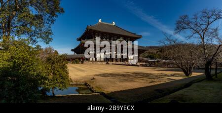 Ein Panoramabild der großen Buddha-Halle, der größten Holzkonstruktion der Welt, und das Hauptgebäude des Todai-JI-Tempels. Stockfoto