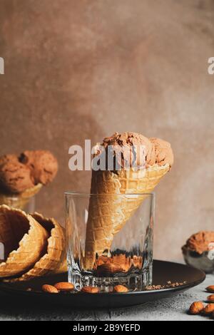 Eis, Waffeln und Mandel auf grauem Tisch. Süßes Essen Stockfoto