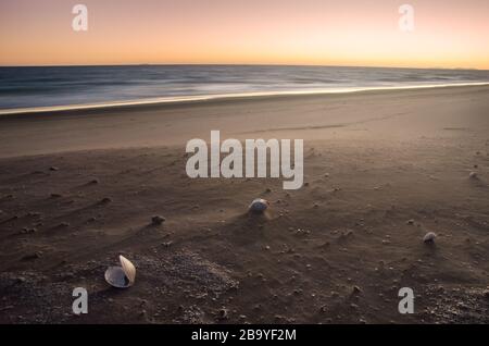 STRAND VON SAN NICOLAS, SONORA/MEXIKO - 13. OKTOBER 2012.Sonnenuntergang am Strand von San Nicolas. Das Hotel liegt in der Nähe der Kino Bay. Stockfoto