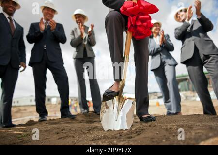 Gruppe von Kollegen Boden auf ein Projekt zu brechen. Stockfoto