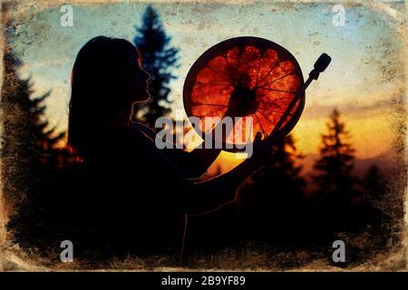 Schöne Mädchen spielen auf Schamanen schamanische Rahmentrommel in der Natur, in der Altes Foto Effekt. Stockfoto