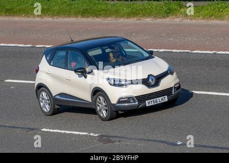 2016 CREME Renault Captur Dynamique NAV DCI; bewegliche Fahrzeuge, Fahrzeugfahren, Straßen, Motoren, Fahren auf der Autobahn M6 Stockfoto