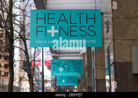 Vancouver, Kanada - 29. Februar 2020: Blick auf das blaue Schild "YWCA Health + Fitness Center" in der Innenstadt von Vancouver Stockfoto