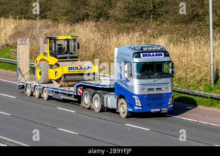 BULLEN Plant Hire Ltd; Transport-Lieferwagen Tieflader mit BOMAG Road Roller, LKWs, Transport, LKW, Frachtführer, Fahrzeug, europäischer kommerzieller Transport, Industrie, M6 in Manchester, Großbritannien Stockfoto