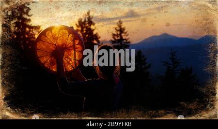 Schöne Mädchen spielen auf Schamanen schamanische Rahmentrommel in der Natur, in der Altes Foto Effekt. Stockfoto