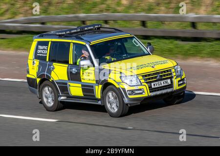 2017 Mitsubishi Shogun SG3 DI-D LWB Auto; Highways Agency Traffic Officer Moving Vehicles, Vehicle Driving, Roads, Motors, Motoring on the M6 Autobahn Stockfoto