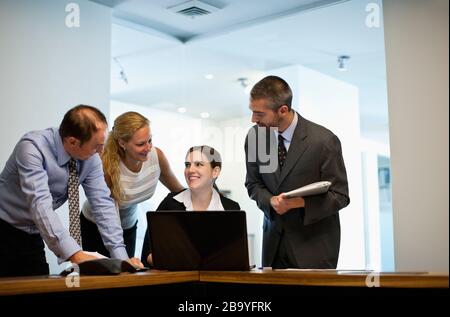 Kleine Gruppe von Personen in einem Meeting. Stockfoto