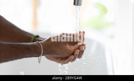 Nahaufnahme des Menschen waschen Sie die Hände, und achten Sie auf Hygiene Stockfoto