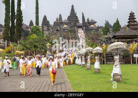 Besakih, Bali, Indonesien - 24. November 2018: Indonesische Menschen in Pura Besakih, oder Muttertempel, Balinese größter Hinduis-Tempel und berühmtestes Tou Stockfoto