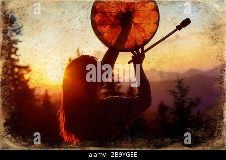 Schöne Mädchen spielen auf Schamanen schamanische Rahmentrommel in der Natur, in der Altes Foto Effekt. Stockfoto