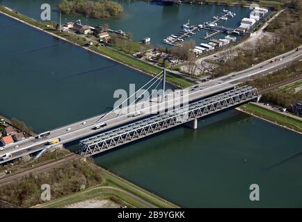 Karlsruhe, Deutschland. März 2020. Luftbild aus einem Flugzeug der Rheinbrücke Karlsruhe. Credit: Uli Deck / dpa / Alamy Live News Stockfoto