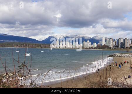 Blick auf Stanley Park und Downtown Vancouver vom Hadden Park mit Bergen im Hintergrund an sonnigen Tagen Stockfoto
