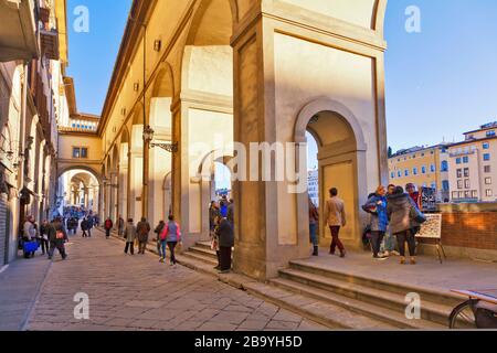 Der Vasarienkorridor, Ponte Vecchio, der Fluss Arno, die UNESCO-Welterbestätte, Firenze, Toskana, Italien, Europa Stockfoto