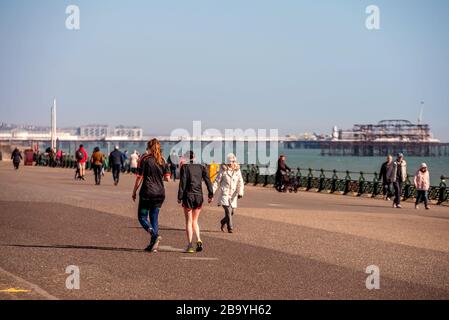 Menschen, die heute Nachmittag an der Küste von Hove trainieren. Stockfoto