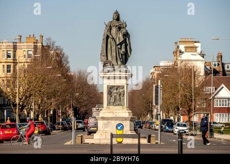 Menschen, die heute Nachmittag an der Küste von Hove trainieren. Stockfoto