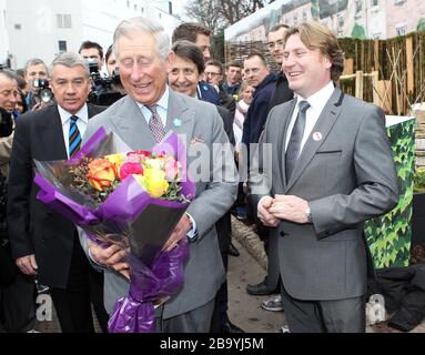 London, Großbritannien. März 2012. LONDON, ENGLAND - 16. MÄRZ: Prince Charles, Prince of Wales während seines Besuchs der ideal Home Show 2012 am Earls Court am 16. März 2012 in London, England. Der Prinz, der die Show im vergangenen Jahr besucht hat, wird die 17-tägige Veranstaltung, die jetzt im 104. Jahr ist und über 270.000 Besucher anzieht, am 16. März 2012 in London, England, offiziell eröffnen. Leute: Prince Charles Credit: Storms Media Group/Alamy Live News Stockfoto