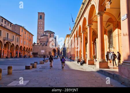 Piazza Giuseppe Verdi und Basilika San Giacomo Maggiore, Bologna, Emilia Romagna, Italien Stockfoto