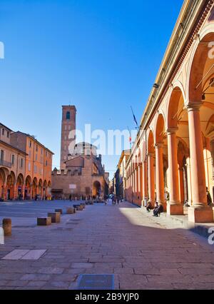 Piazza Giuseppe Verdi und Basilika San Giacomo Maggiore, Bologna, Emilia Romagna, Italien Stockfoto