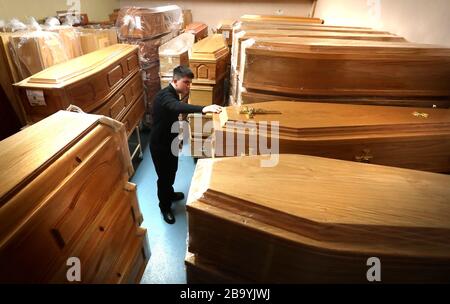 Declan Harley von Anderson Maguire Funeral Directors überprüft die leeren Särge im Lagerraum in ihren Büros in Glasgow. Die Leiter der Beerdigungsbehörde in Schottlands größter Stadt stehen vor einem Rückstau und kurz vor dem Auslaufen des Leichenraums, sagte der Chef eines Familienunternehmens. Beerdigungen können erst durchgeführt werden, wenn Todesfälle registriert wurden und persönliche Termine in den Registrierungsstellen nach den Anweisungen von Coronavirus nicht verfügbar sind. Stockfoto