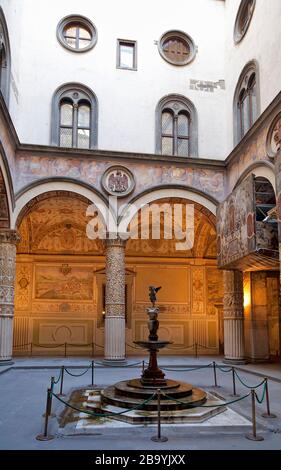 Palazzo Vecchio Palast, erster Innenhof mit Putto mit Dolphin von Verrocchio in der Mitte und Freskenbilder der österreichischen Städte an der Wand von Vasari, FL Stockfoto