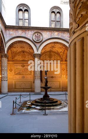 Palazzo Vecchio Palast, erster Innenhof mit Putto mit Dolphin von Verrocchio in der Mitte und Freskenbilder der österreichischen Städte an der Wand von Vasari, FL Stockfoto